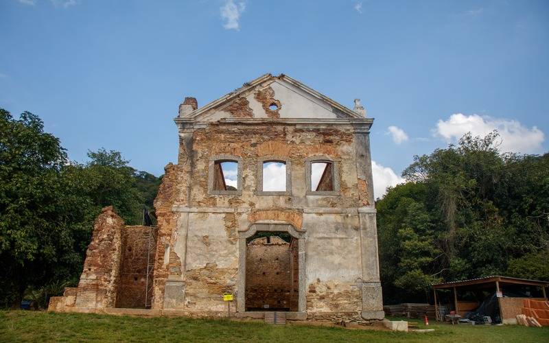 Ruínas de Igreja construída no século 18 viram símbolo de preservação histórica no int