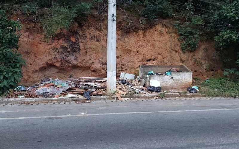 Descarte irregular de entulhos é problema nos bairros