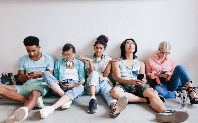 Jovens reduzem uso das redes sociais em busca de saúde mental e mais conexões reais