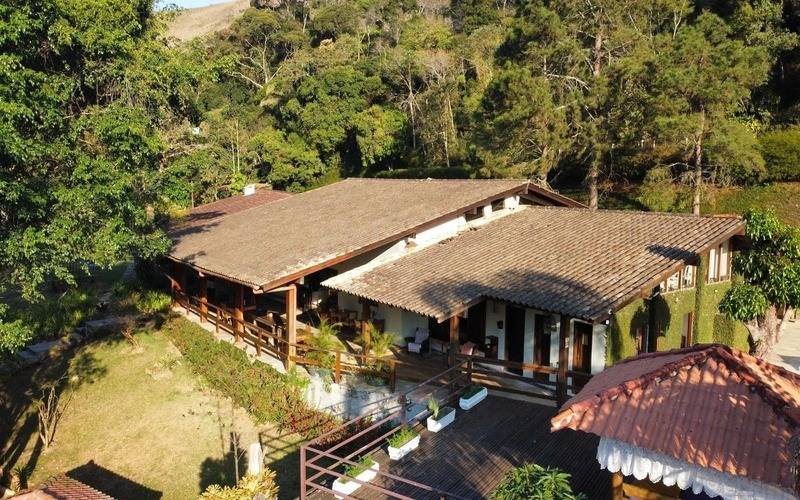 Hotel Colinas de Petrópolis promove jantar especial de Dia dos Namorados com show da d