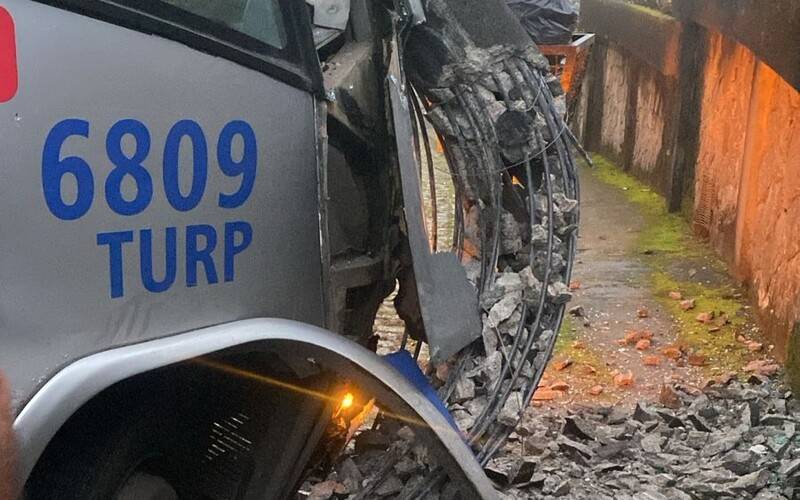  Microonibus da Turb colide com muro no Quitandinha