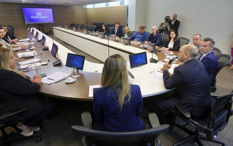 Governador em exercício se reúne com prefeitos para ouvir demandas dos municípios flum