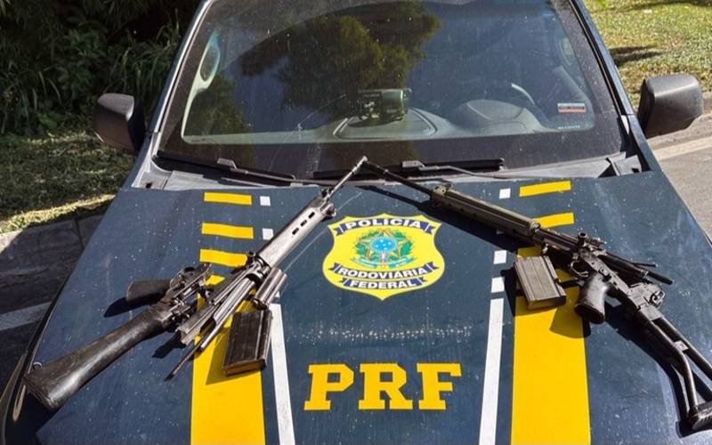 Petrópolis: PRF intercepta carro e prende motorista que transportava fuzis na BR-040