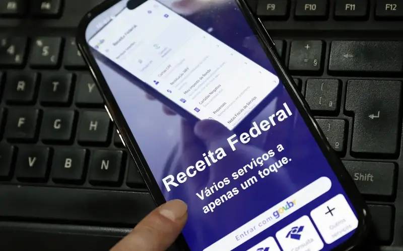 Receita paga nesta sexta maior lote de restituição do IR da história