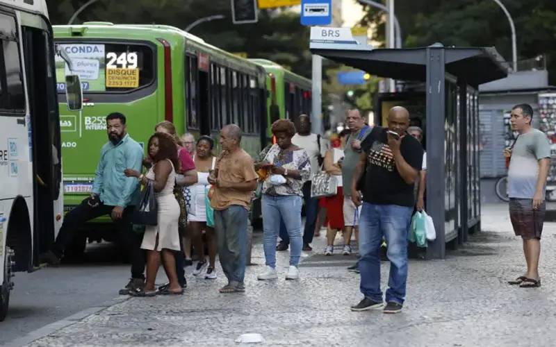 Trabalhadores planejam mais tempo com a família com fim da 6x1