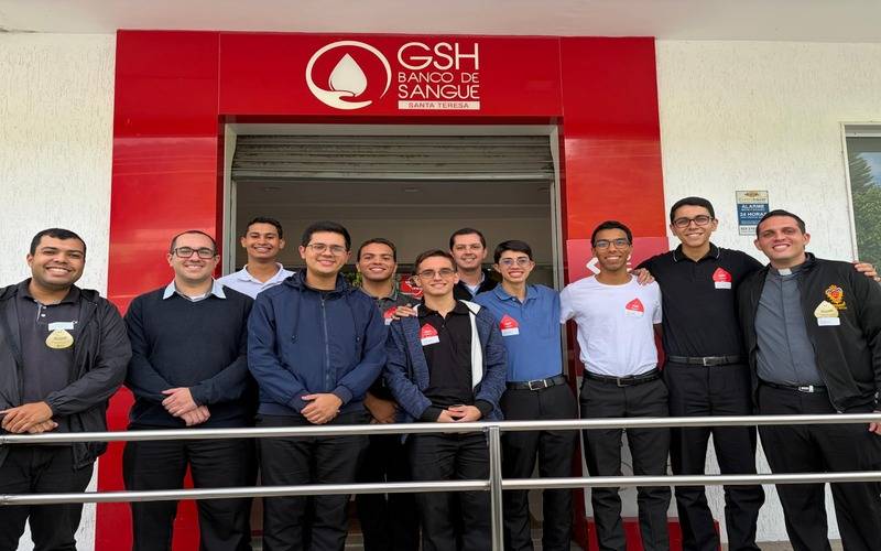 Seminaristas participam de campanha e destacam importância da doação de sangue em Petr