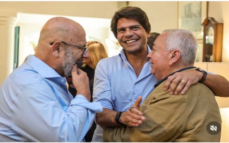 No clique o eterno Prefeito Leandro Sampaio, recebendo o Deputado Federal Pedro Paulo 