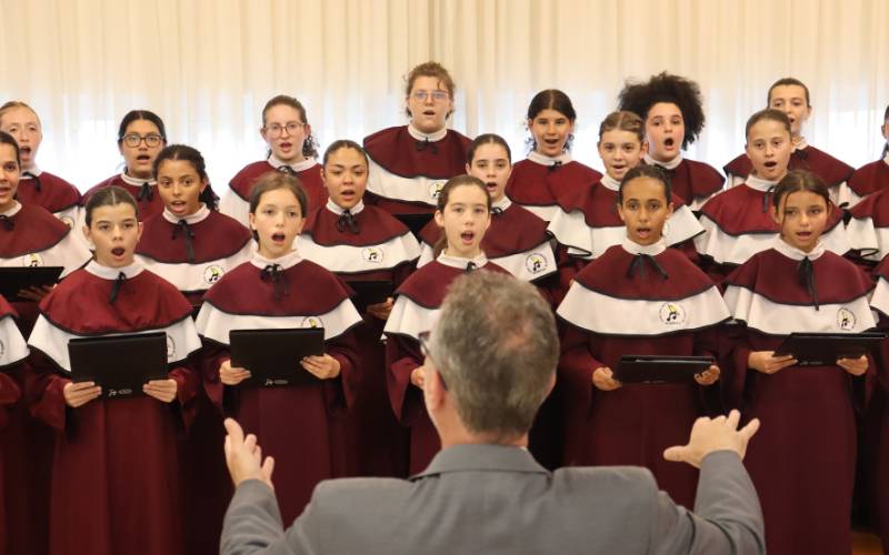 Coral das Meninas dos Canarinhos celebra Mês de Maria com Concerto Mariano em Petrópol