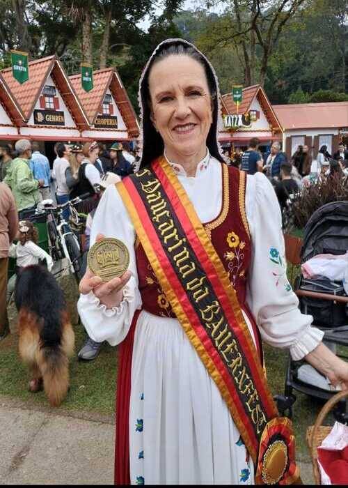 FOTO 2  Maristela Esch  Primeira dançarina da festa alemã de Petrópolis.