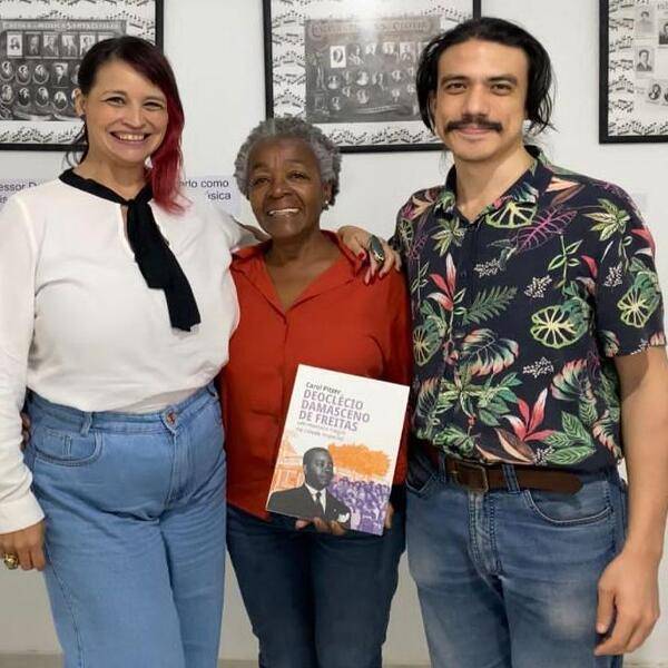FOTO 4  Carol Pitzer (autora), Lilian Freitas (neta do homenageado) e Victor Yoshinor