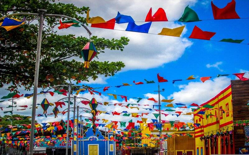 Festejos estão no calendário de 94% dos Municípios e geram emprego e renda, revela est