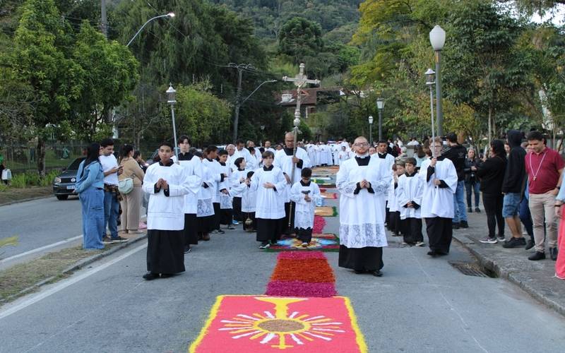 Solenidade de Corpus Christi reúne fiéis nas 49 paróquias da Diocese de Petrópolis no 