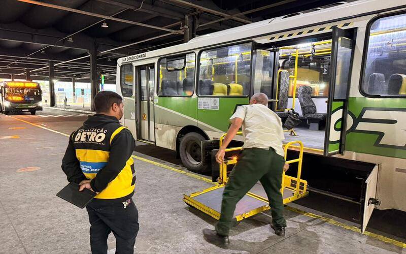 Detro/RJ fiscaliza mais de 110 ônibus intermunicipais durante operação especial de Cor