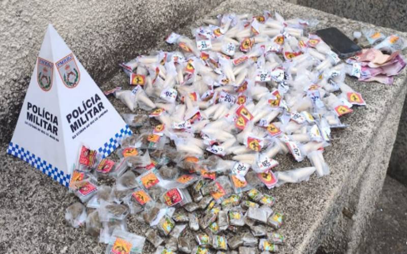  PM apreende mais de 1 kg de drogas no drogas no Carangola