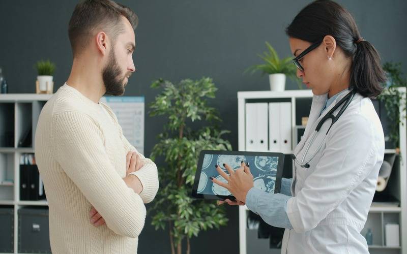 Câncer colorretal avança entre jovens e especialistas alertam para influência de hábit