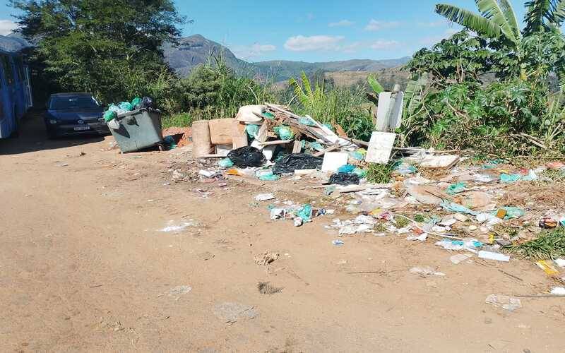 Entulho acumulado há três semanas no Vicenzo Rivetti