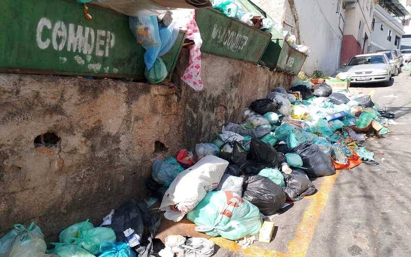 Lixo acumulado na Rua 24 de Maio a quase uma semana