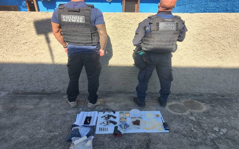 Ação conjunta: arms e drigas apreendidas no Taquaril