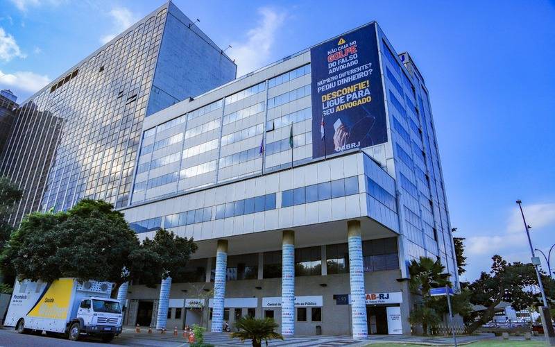 Com outdoor de 15 metros, OAB-RJ reforça campanha contra o golpe do falso advogado