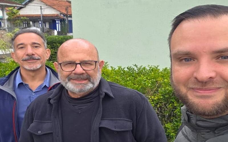 Legenda: Leandro Sampaio, Eduardo do Blog e Luiz Paulo Azevedo posam em frente ao Val 