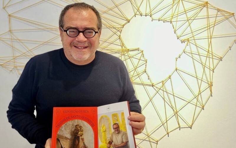 No clique, Cocco Barçante com o lindo livro com o trabalho exclusivo com  os trabalhos
