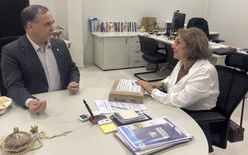 FOTO 2 Acadêmico Cleber Alves recebido pela presidente da Academia Roraimense de Letra