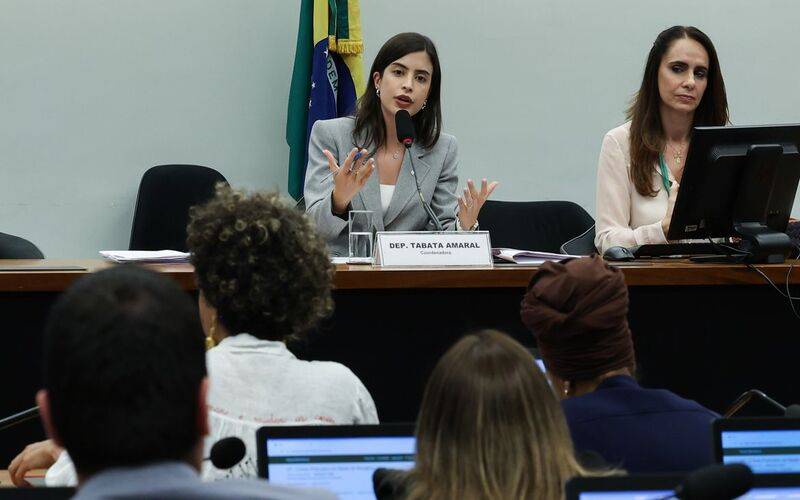 Proposta que criminaliza misoginia avança na Câmara dos Deputados