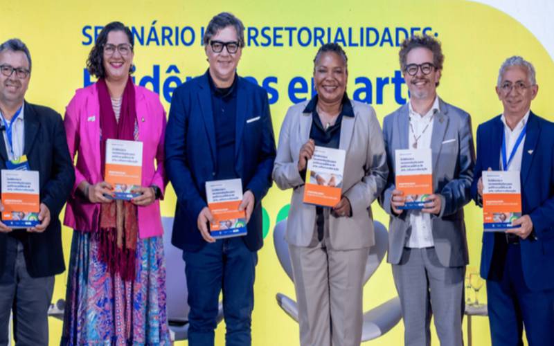 Escolas com materiais pedagógicos de artes ou de música tendem a menor reprovação e ab