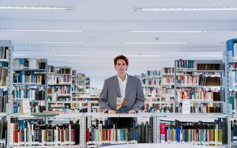 Poeta baiano André Tourinho transforma Petrópolis em inspiração para novo livro que se