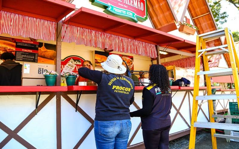 Procon Petrópolis leva orientações aos comerciantes da Bauernfest