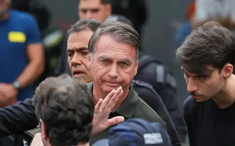 Delegado pede ao STF para ouvir Bolsonaro sobre arma apreendida