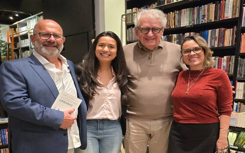 Legenda: No lançamento do livro “Evidências urbanas”, a partir da esquerda, os casais 
