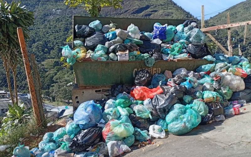 Lixo acumulado incomoda os moradores do Atílio Marotti