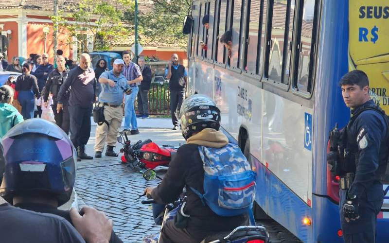 Motociclista fica ferido após colisão com ônibus na entrada da ponte da Rua Alfredo Pa