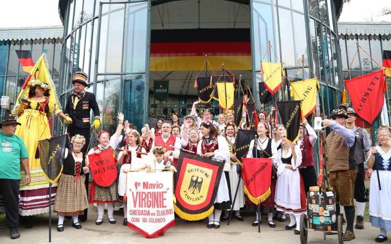Primeiro desfile típico da 37ª Bauernfest reúne milhares de pessoas no Centro Históric