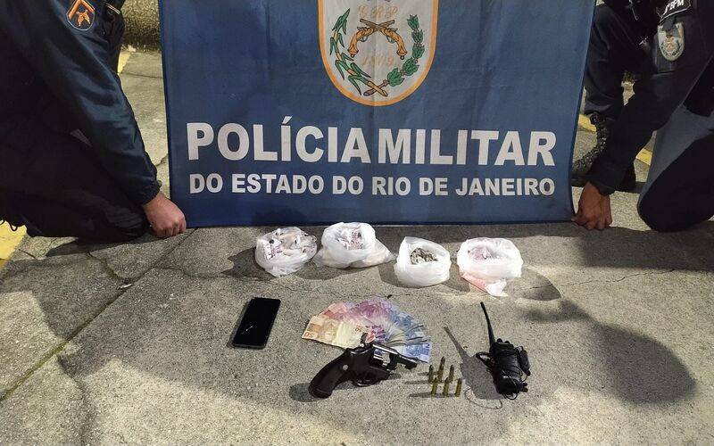 PM apreende adolescente com arma e droga no Canto do Cemitério