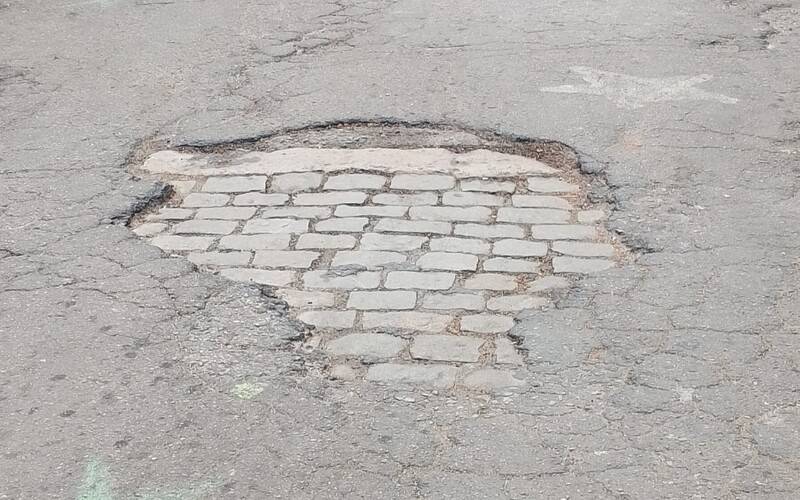 Buracos da Rua 24 de Maio preocupa os moradores