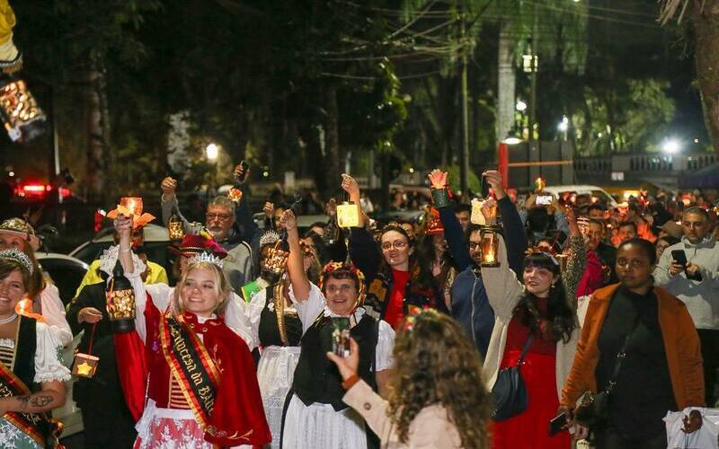 Caminhada das Lanternas encanta petropolitanos e turistas na noite de sábado (27/6) 