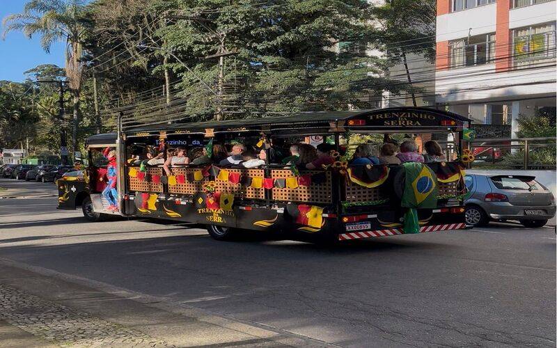 Turistas e petropolitanos aproveitam o domingo na cidade