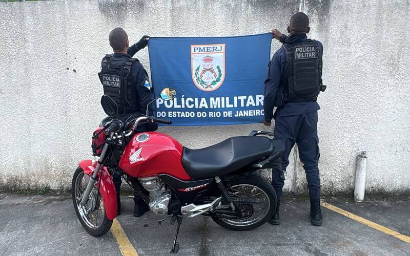 Homem é preso após empinar moto sem placa em Petrópolis