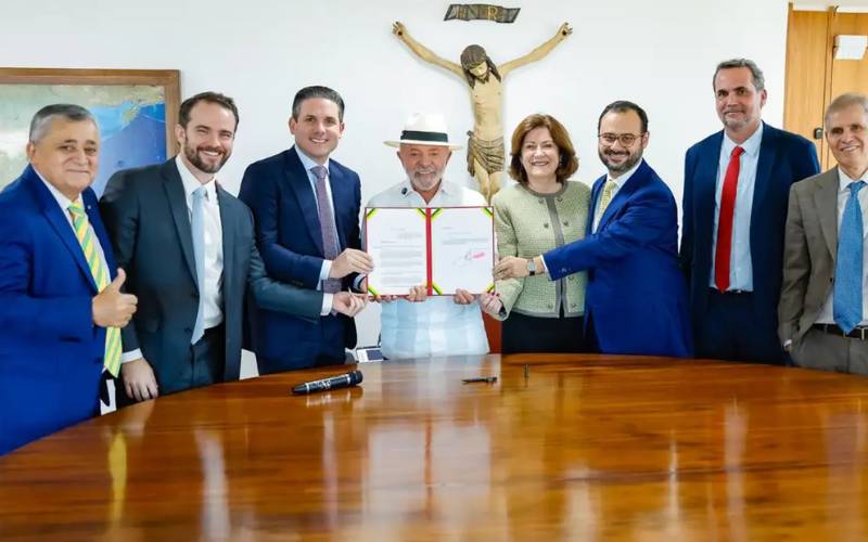 Lula entrega a Motta projeto para beneficiar MEIs