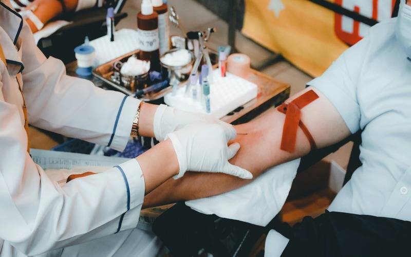 Exame de sangue pode indicar risco de Alzheimer anos antes dos sintomas, aponta estudo