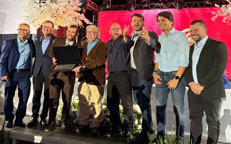 Legenda: Em festa com Eduardo Paes e Pedro Paulo, Nélson Sabrá recebe comenda em festa