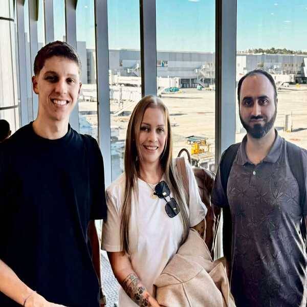 01. Flávia Carneiro Dias entre Erick Portella e Ijaz Ahmad Zafar (Divulgação)