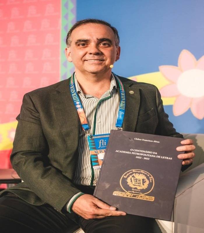 03-Cleber Alves: vencedor da categoria Literatura (Reprodução / Facebook)