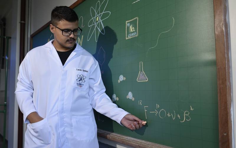Estudantes da rede estadual podem concorrer a 800 bolsas da Faperj para desenvolver pr