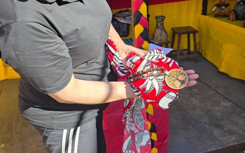 Criatividade e sustentabilidade marcam encontro de artesãos na barraca da coleta selet