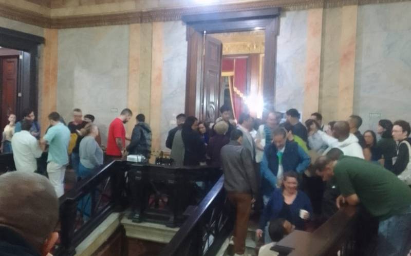 Protestos e plenário lotado interrompem audiência na Câmara sobre AEIS em Corrêas