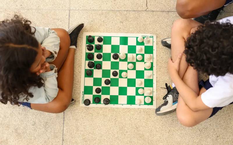 Proporção de crianças com celular cai; segurança é motivo mais citado