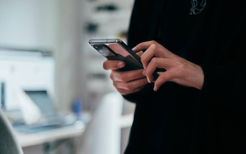Uso de celular no banheiro pode aumentar risco de hemorroidas, alerta estudo; especial
